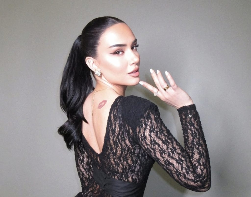 Bora Zemani mahnit me stilin e saj në paraqitjen e fundit publike