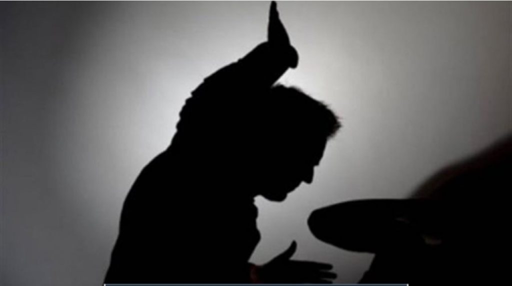 Babai dhunon brutalisht vajzën në Pejë, arrestohet pas sulmit me kokë për muri