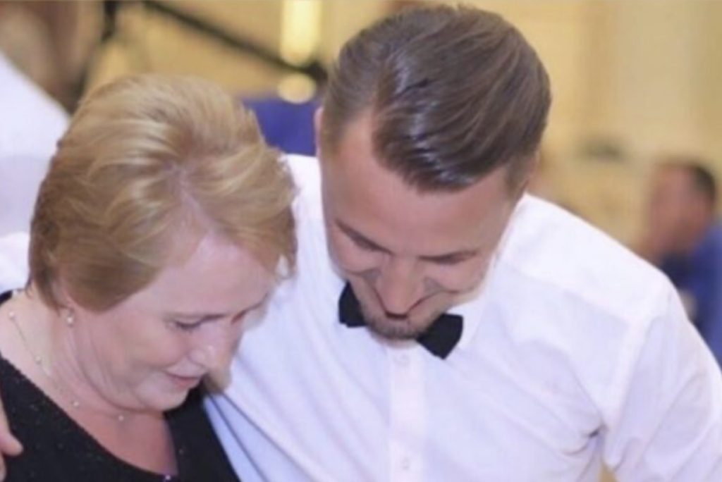 Blero uron nënën me një dedikim emocionues për ditëlindje