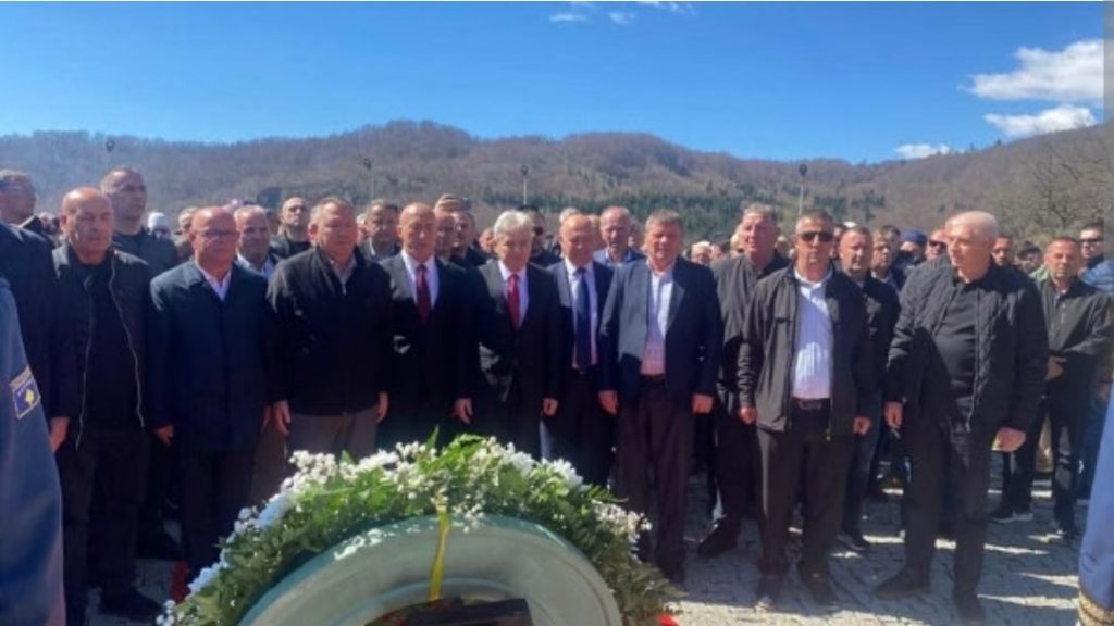 Liderët e Kosovës bëjnë homazhe për 27-vjetorin e Betejës së Koshares, Kurti mungon për shkak të Londrës