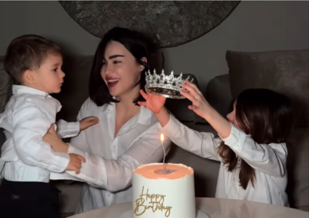 Xhensila Myrtezaj feston 33-vjetorin me mesazh fuqizues dhe emocionues