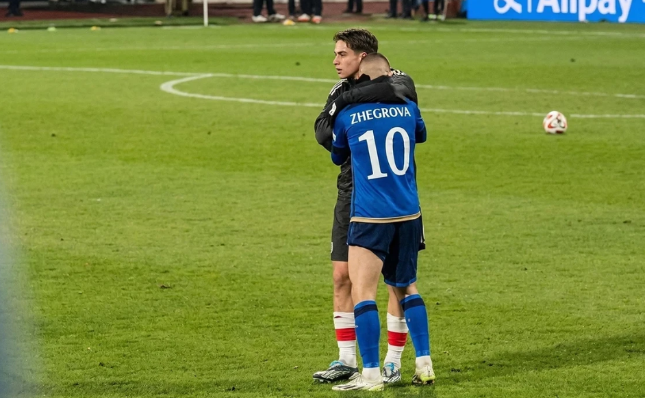 Kenan Yildiz publikoi në Instagram një fotografi ku ngushëllon Edon Zhegrovën pas humbjes së Kosovës.