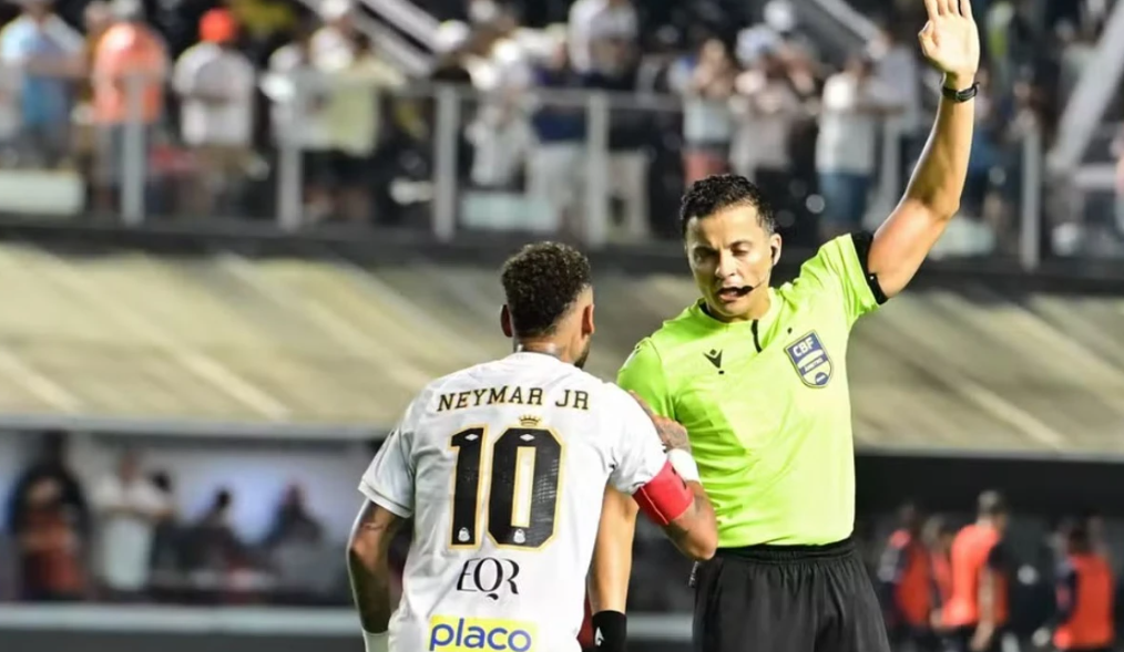 Neymar akuzohet për koment ofendues ndaj gjyqtarit Savio Pereira Sampaio pas ndëshkimit me karton të verdhë në ndeshjen Santos-Remon.