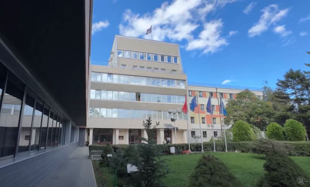 Gjykata Kushtetuese e Kosovës ka nisur shqyrtimin e dekretit të presidentes Osmani për shpërndarjen e Kuvendit, konfirmuar nga sekretari i përgjithshëm Veton Dula.