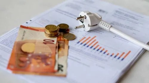 Mund të rritet çmimi i rrymës në Kosovë për 18% në vitin 2026, ndërsa Dhoma e Tregtisë kërkon masa lehtësuese.