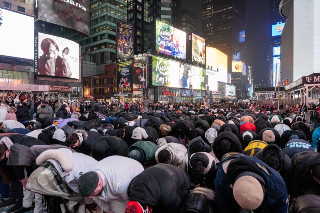 Qindra myslimanë në Times Square shpërndanë rreth 2,000 vakte falas iftari.