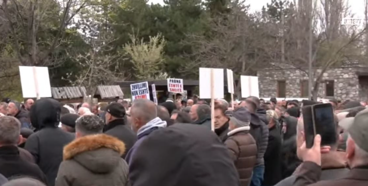 Protestë në Rugovë kundër ndalimit të ndërtimeve në Bjeshkët e Sharrit