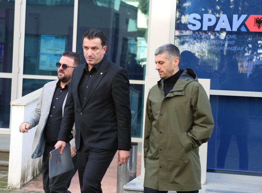 Ka nisur seanca gjyqësore në themel ndaj Erion Veliajt dhe 29 të pandehurve të tjerë, ku janë paraqitur avokatët dhe biznesmeni Elman Abule.