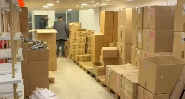 Sekuestrohen mbi 10 mijë suplemente të skaduara dhe të kontrabanduara në Tiranë, shpallet në kërkim drejtuesi boshnjak