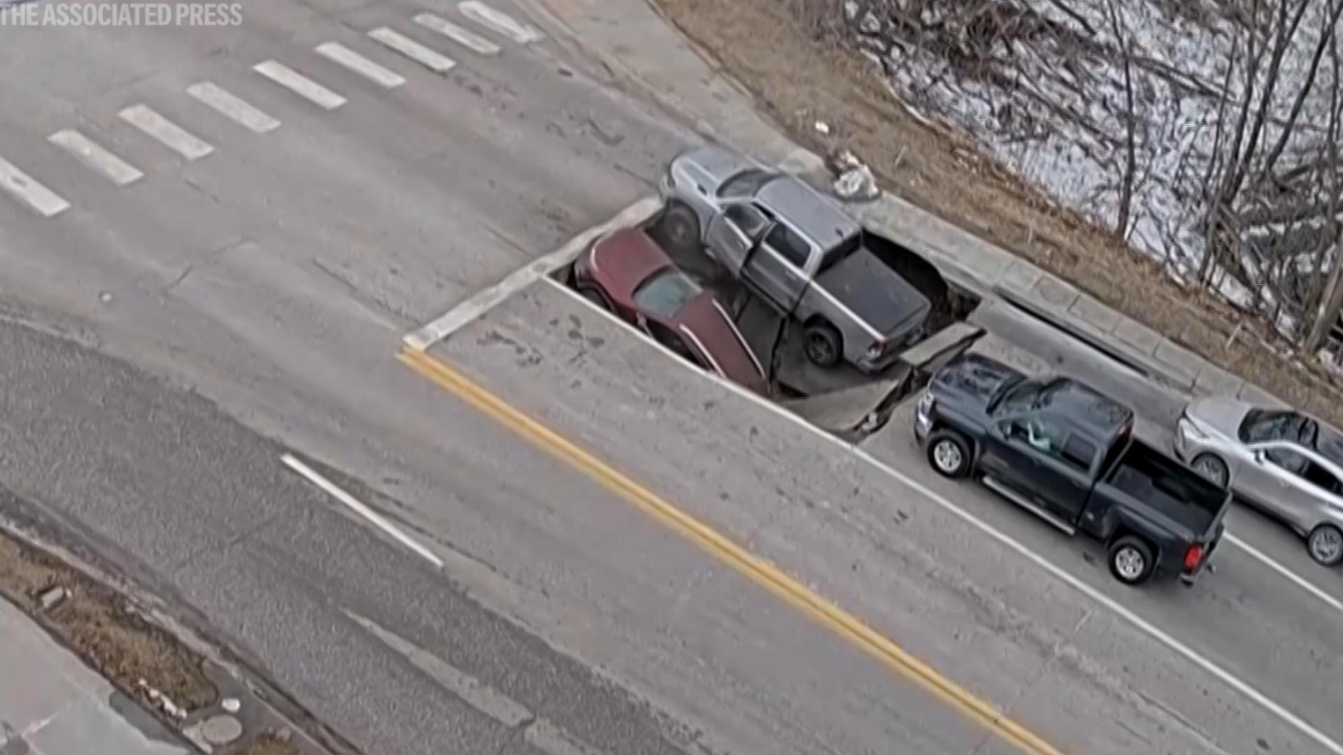 Gropë gjigante në Omaha ‘gëlltit’ dy automjete, shoferët shpëtojnë pa lëndime