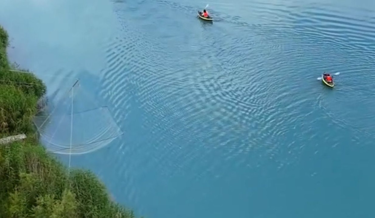 Edi Rama promovon turizmin në lumin Vjosa me pamje natyrore