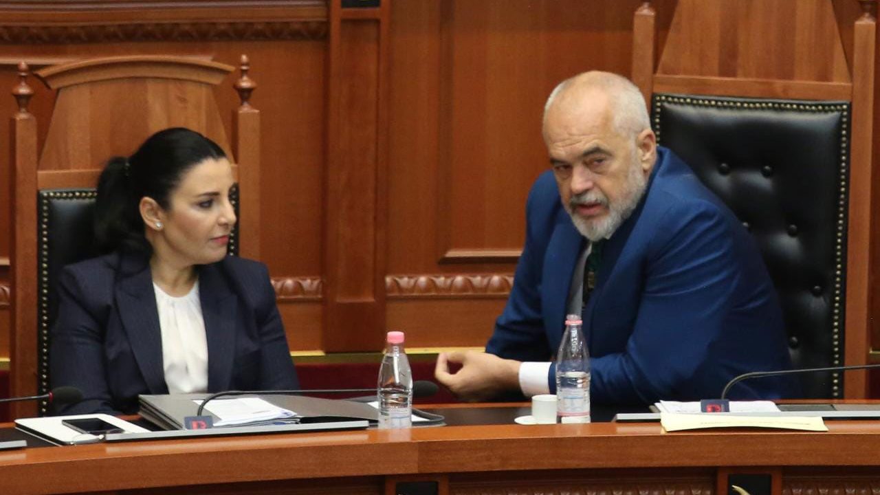 Rama refuzon dorëheqjen e Ballukut dhe pret raportin e Këshillit të Mandateve