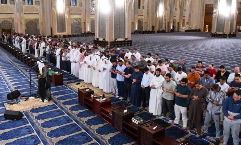 Kuvajti pezullon faljet e Taravisë pas sulmeve hakmarrëse të Iranit