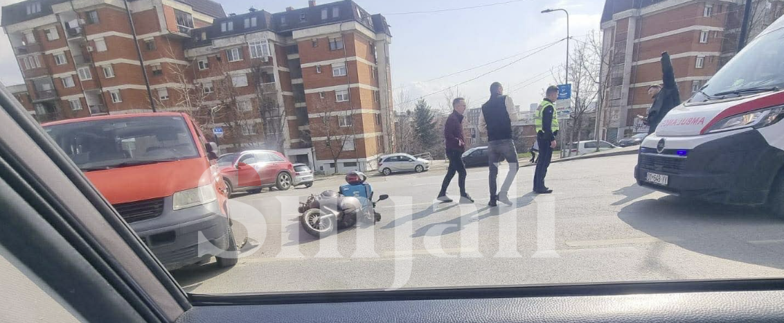 Aksident mes një veture Lexus dhe motoçiklete Wolt në Bregun e Diellit, Prishtinë
