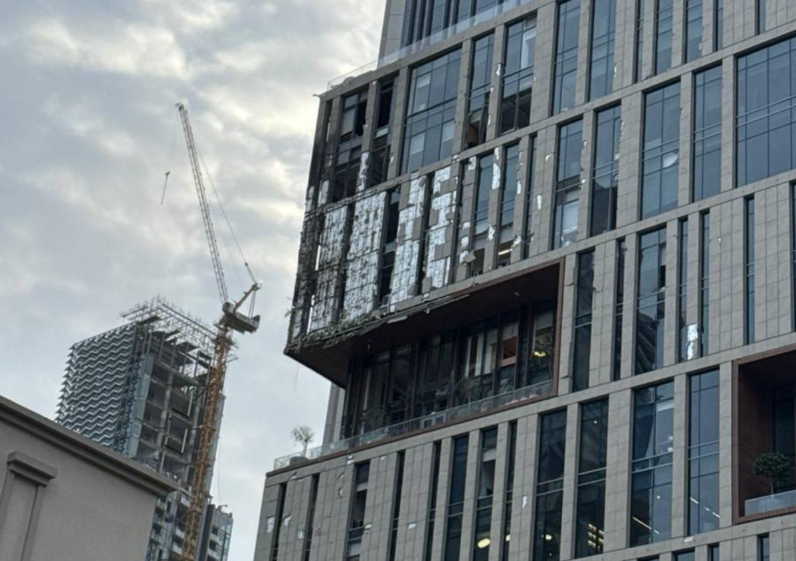 Dron iranian godet Qendrën Financiare të Dubait, pa të lënduar