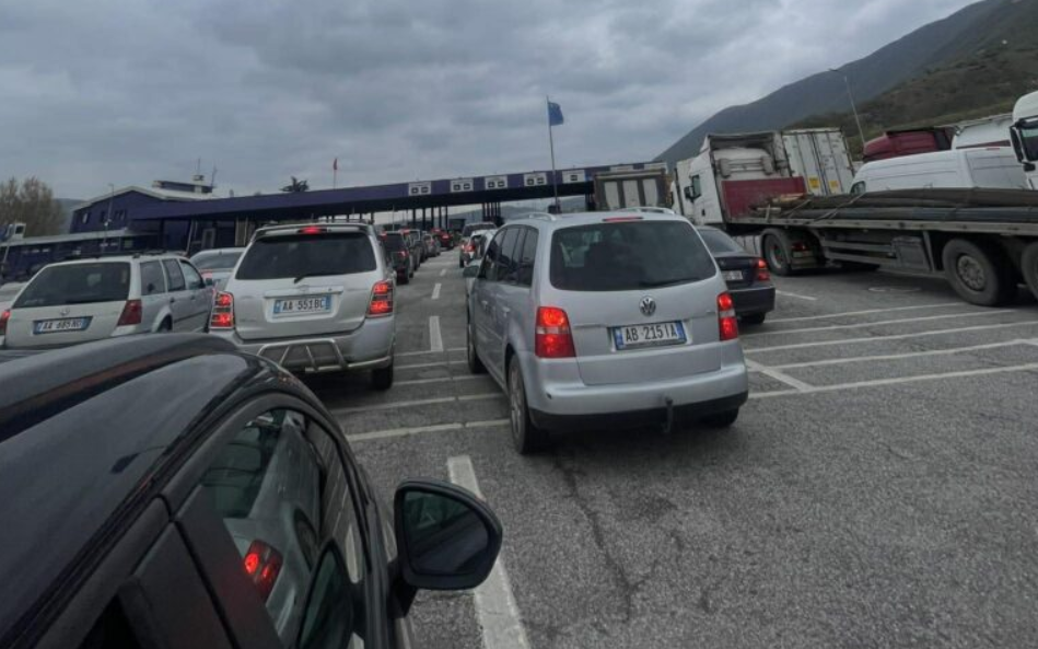 Kolona të gjata në Morinë për ndeshjen Kosovë-Turqi