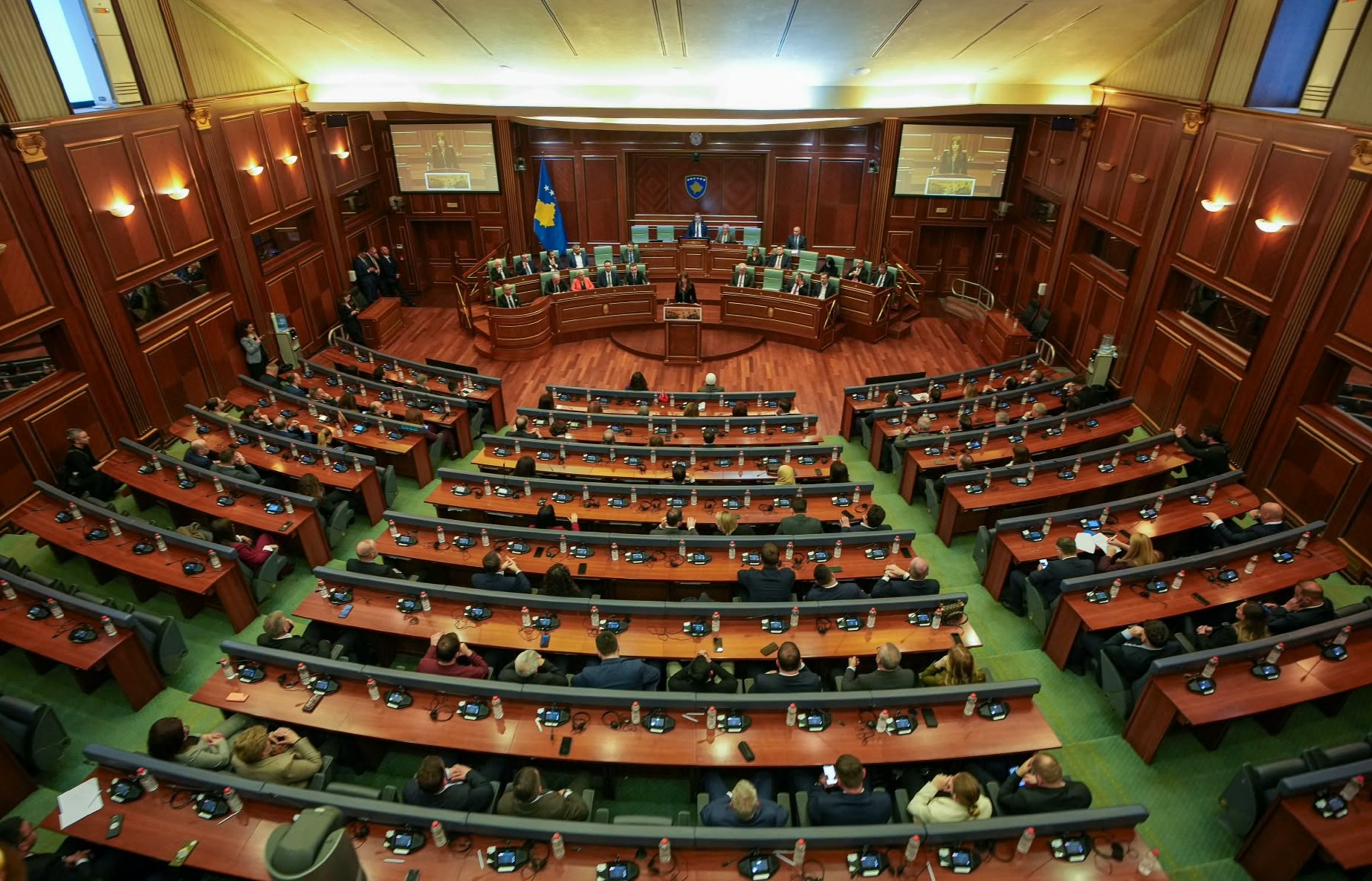 Kuvendi i Kosovës në pauzë për shqyrtimin e rritjes së çmimeve të naftës