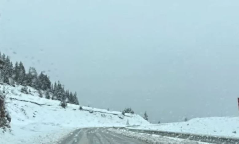 Borë e madhe vështirëson qarkullimin në pikën kufitare Pejë–Kullë