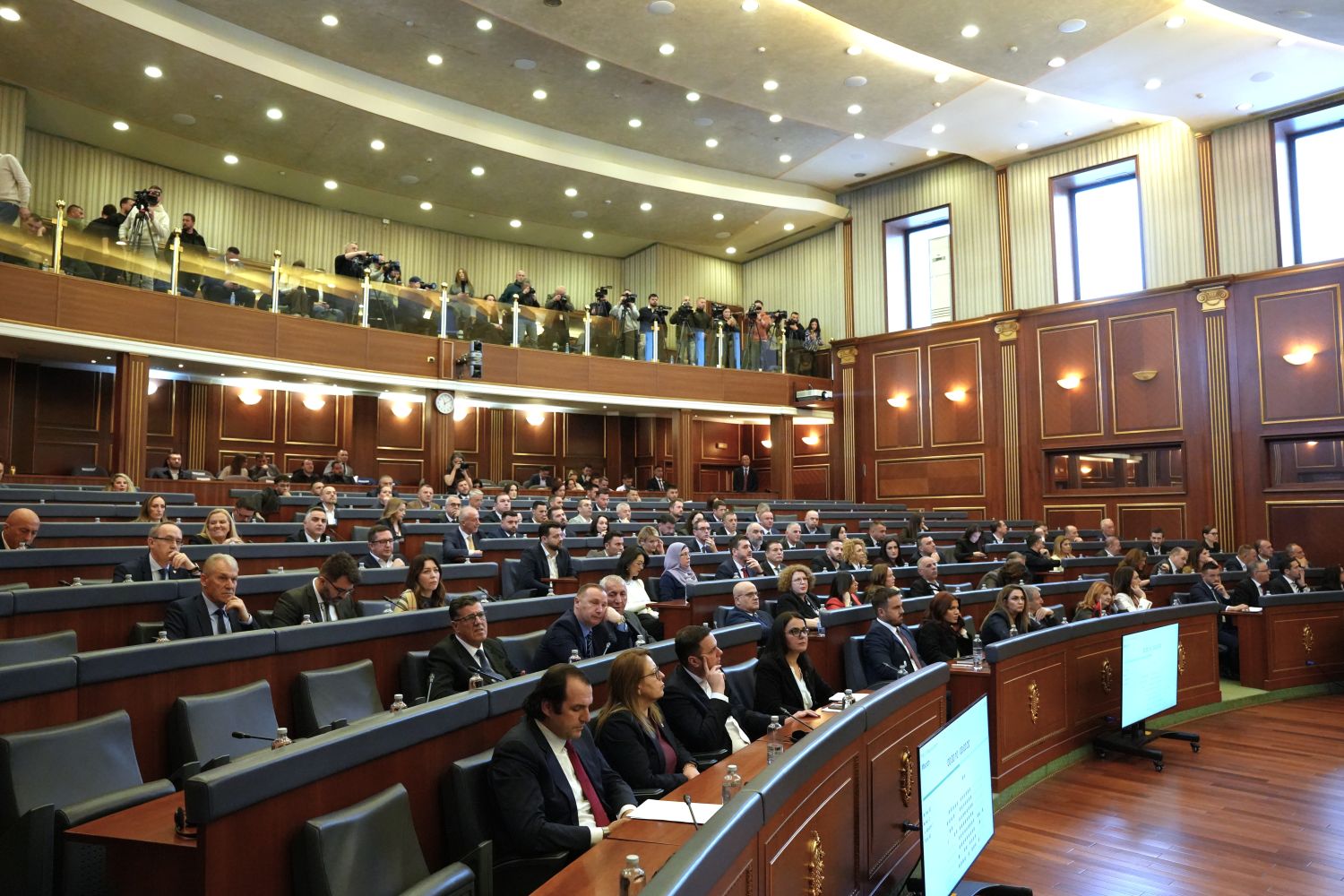 Deputetët e Kuvendit të Kosovës shfrytëzojnë masivisht të drejtën për asistentë personalë