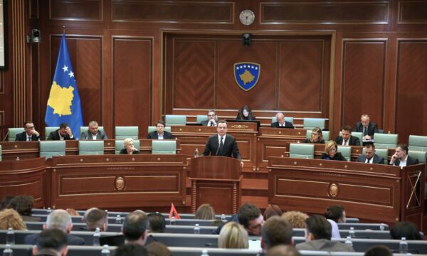 Përplasjet në Kuvend për çmimin e naftës, opozita kërkon heqjen e TVSH-së, qeveria kundërshton