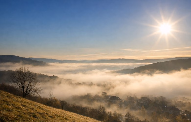 Moti i hënës me diell dhe vranësira në Kosovë