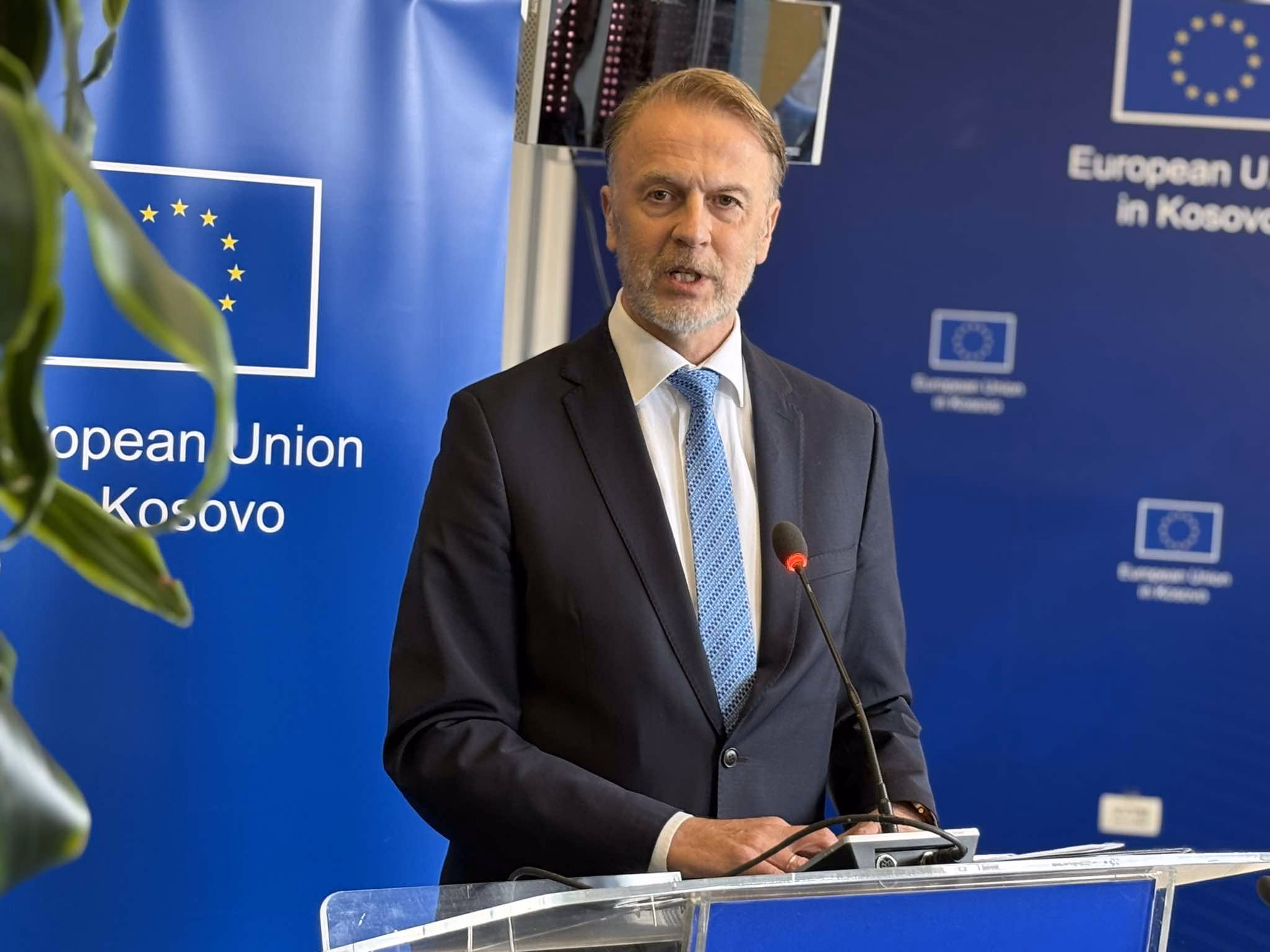 Ambasadori i BE-së në Kosovë uron muajin e Ramazanit