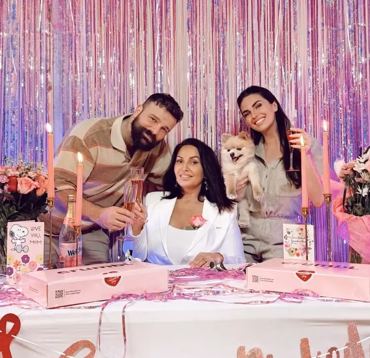 Alban dhe Beatrix Ramosaj festojnë përfundimin e terapive të nënës së tyre