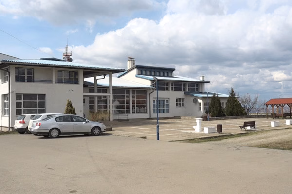 Tetëvjeçari serb nga Graçanica mbetet jashtë shkollës pas ndërtimit të shtëpisë nga Qeveria