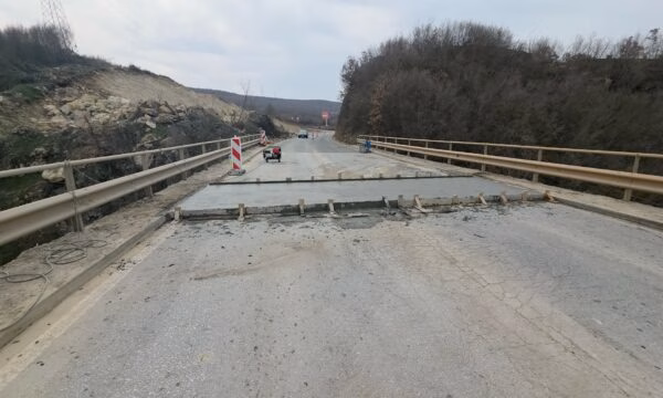 Magjistralja Pejë – Prishtinë rikthehet në qarkullim pas bllokimit