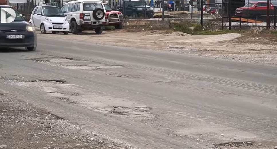 Rruga e vjetër në Vushtrri prej vitit 2024 pa u riparuar, qytetarët në vështirësi