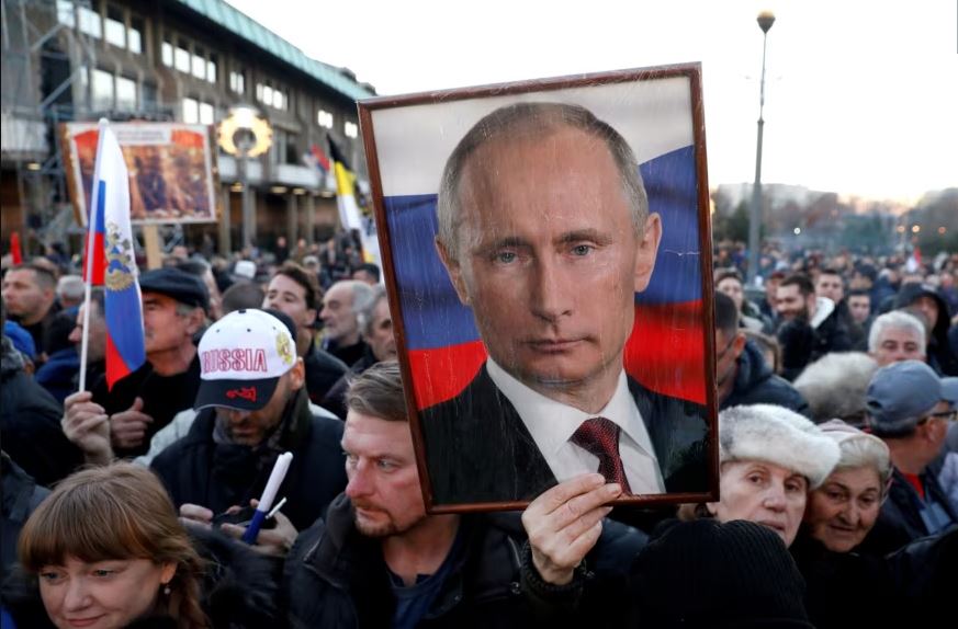 Popullariteti në rritje i Putinit në Serbi mes tensioneve dhe ndikimeve të ndryshme
