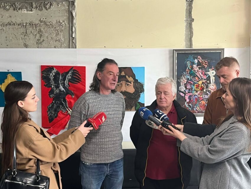 Artistët kosovarë organizojnë ekspozitë në shenjë pakënaqësie ndaj gjykimeve në Hagë