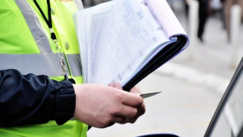 Mbi 2,300 gjoba dhe 49 aksidente trafiku në Kosovë brenda 24 orëve