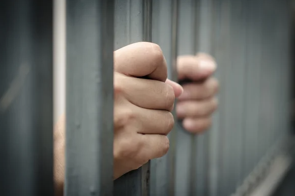 Gjykata Themelore në Pejë cakton 30 ditë paraburgim për Xh.Sh., i dyshuar për dhunë në familje dhe mbajtje të paautorizuar të armëve.