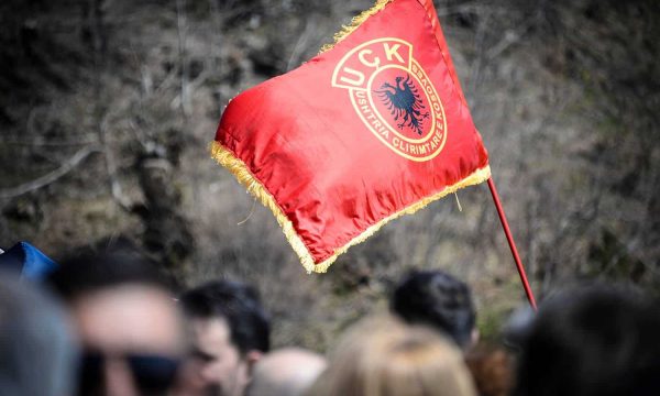OVL-UÇK organizon protestë kundër ekspozitës “Masakrat 1998-1999” para Kuvendit të Kosovës