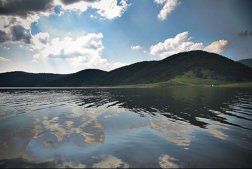 Nis pastrimi i Liqenit të Badocit me pjesëmarrjen e qytetarëve dhe Forcave të Sigurisë