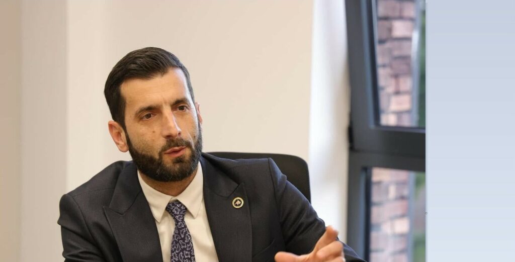 Kërkesa për transparencë në financimin e ekspozitës së Shkëlzen Gashit