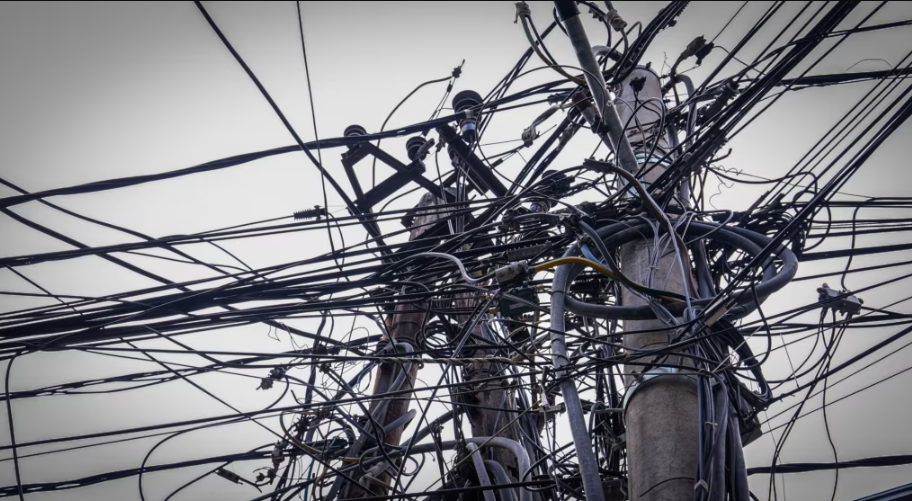 Kabllot ajrore krijojnë rrjetë merimange mbi rrugët e Prishtinës