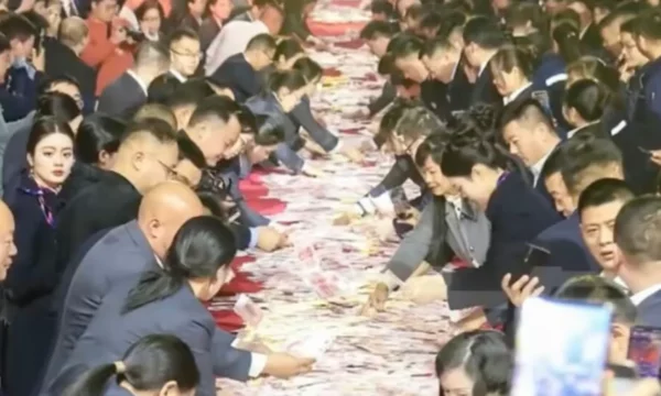 Kompania kineze shpërndan 22 milionë euro bonuse për punonjësit në një festë spektakolare