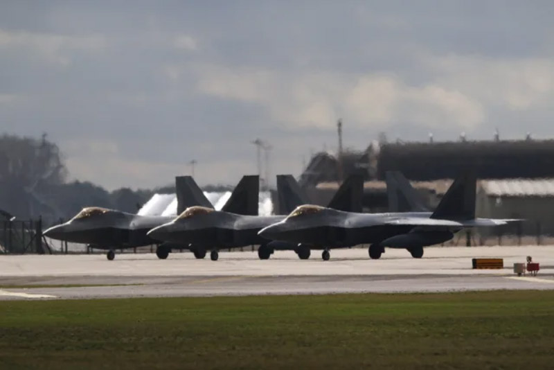 12 avionë luftarakë amerikanë F-22 u ulën në një bazë ajrore izraelite të martën mes përshkallëzimit të tensioneve me Iranin.