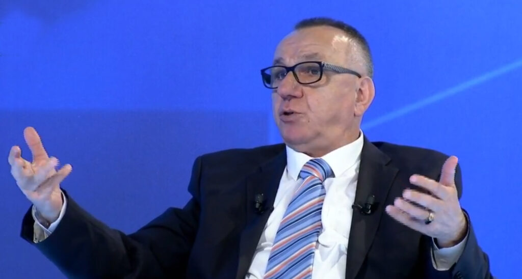 Senati i UP-së ndëshkon Enver Hasanin, ai akuzon Rektorin dhe Lëvizjen Vetëvendosje për presion politik