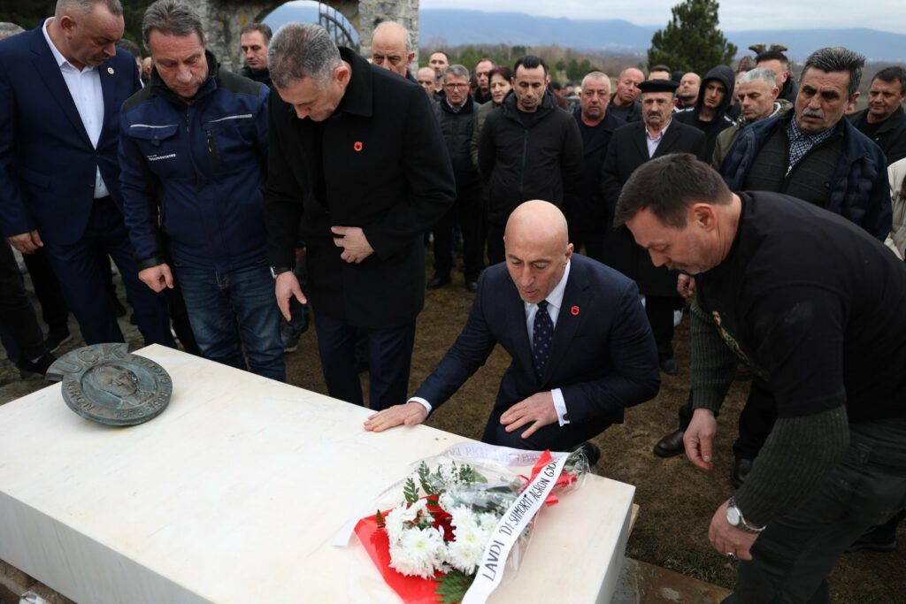Haradinaj nderon dëshmorin Agron Gjocaj në rivarrimin e tij në Baballoq