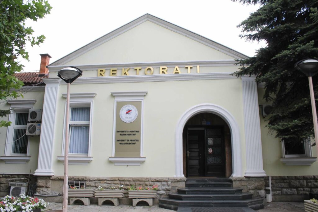 Senati i Universitetit të Prishtinës miraton masa disiplinore ndaj ish-rektorit Enver Hasani për shkelje të rënda etike.