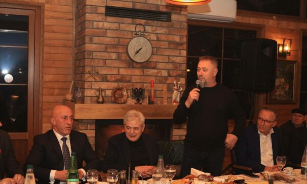 Sami Lushtaku feston ditëlindjen me figura të njohura politike