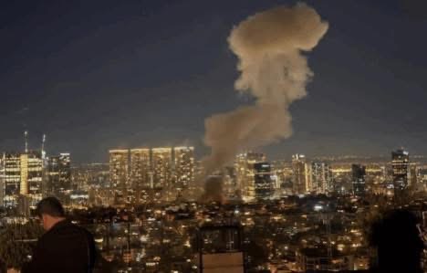 Raketa balistike godet Tel Avivin dhe shpërthime të shumta ndodhin mbi Doha, ndërsa Irani konfirmon sulmin ndaj bazës amerikane në Bahrein dhe nis sulme të tjera në rajon.