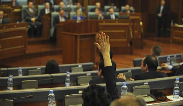Kushtetuesja: Deputetët nuk detyrohen të qëndrojnë në sallë gjatë votimit të presidentit