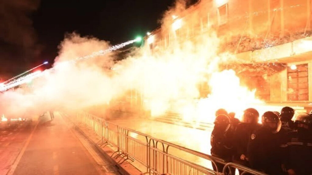 Molotovë dhe dhunë në protestën e opozitës, reagimi i Ministres Koçiu