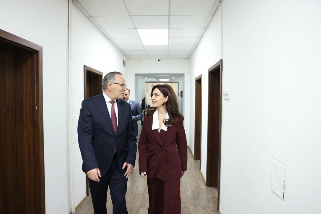 Spiropali takohet me kryetarin e AAK-së Ramush Haradinaj dhe vlerëson rolin e tij në orientimin euroatlantik të Kosovës.