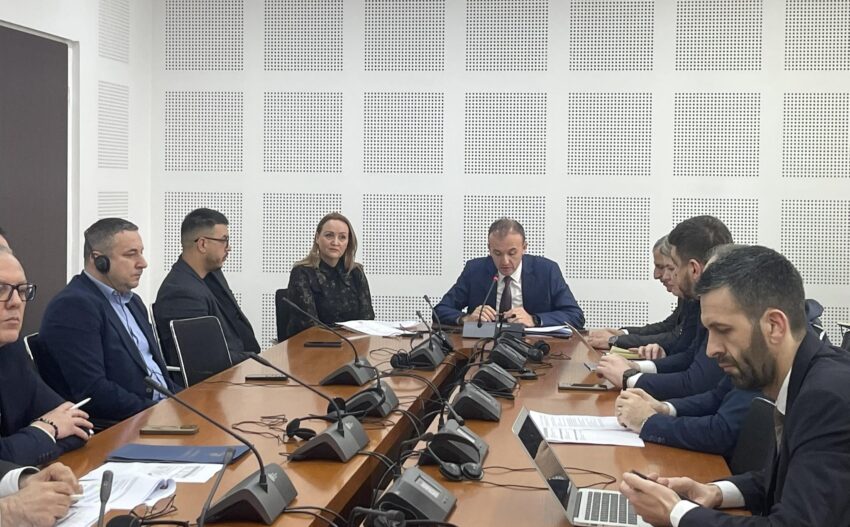 Komisioni për Mbikëqyrjen e Financave Publike rrëzoi kërkesën e ZKA-së për mbi 654 mijë euro shtesë në buxhetin e vitit 2026 me 3 vota për, 5 kundër dhe 1 abstenim.