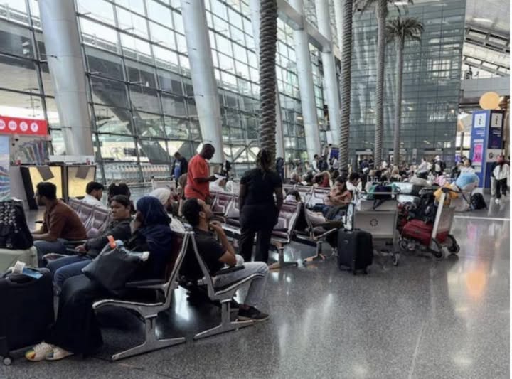 Departamenti i Shtetit i SHBA-së urdhëroi largimin e detyrueshëm të personelit qeveritar jo-emergjent dhe familjeve të tyre në Jordani, Bahrein dhe Irak.